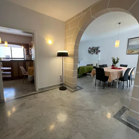 Apartamento Xl Spacious Apartment, 4-br In Area, Walk To Sliema - St Julian's *